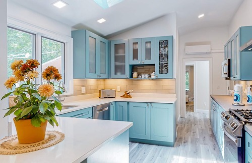 Monument Beach Casa | Updated ranch house with amazing deck & yard - 1 mile to the beach
