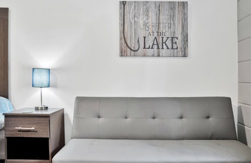 Houghton Lake Casa | Updated Room #8 - 1 King Bed, Couch, All New Furnishings, Fast WiFi!
