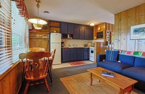 Presque Isle Cabina | Updated Rustic Lakefront Retreat in Northwoods