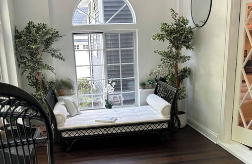 Ottawa Casa | Updated Spacious Victorian in Historic Eastside, walking distance to downtown.