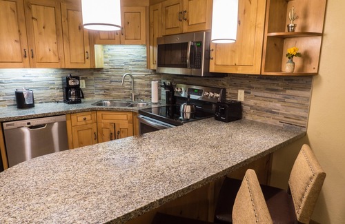 Park City Condominio | Updated Studio w Full Kitchen Spacious Living Room by RedAwning - Save 20% on 7+ Nights!