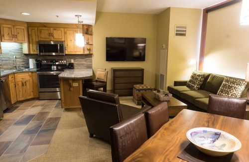 Park City Condominio | Updated Studio w Full Kitchen Spacious Living Room by RedAwning - Save 20% on 7+ Nights!
