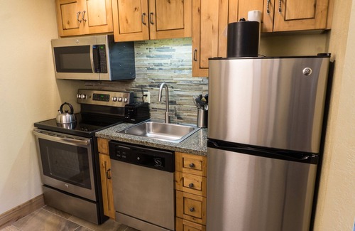Park City Condominio | Updated Studio w Full Kitchen Spacious Living Room by RedAwning - Save 20% on 7+ Nights!