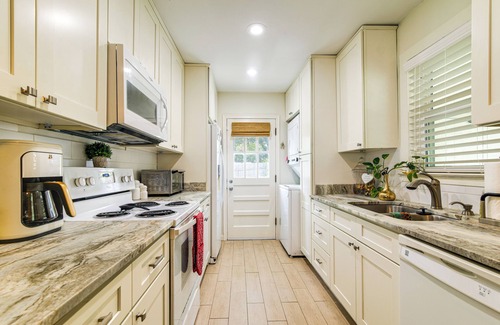 East Memphis Casa | Updated Suburban Retreat: 8 Mi to Dtwn Memphis!