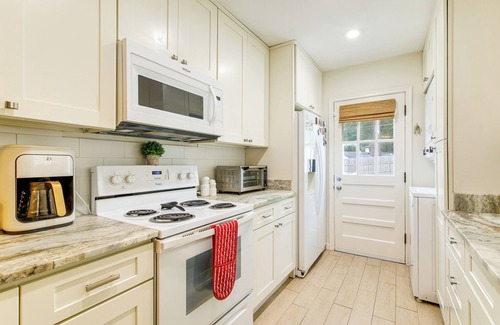East Memphis Casa | Updated Suburban Retreat: 8 Mi to Dtwn Memphis!