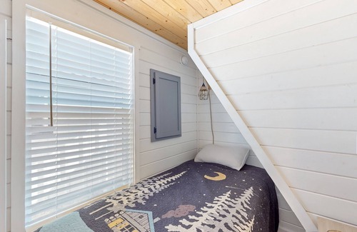 Clarkesville Casa | Updated tiny home with two living rooms, fireplace, grill, & games - near hiking