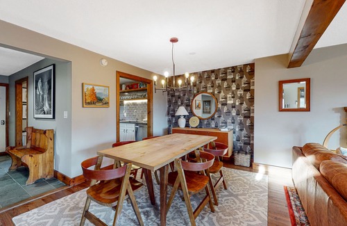 Quechee Casa | Updated townhome with excellent Green Mountains views - AC, office