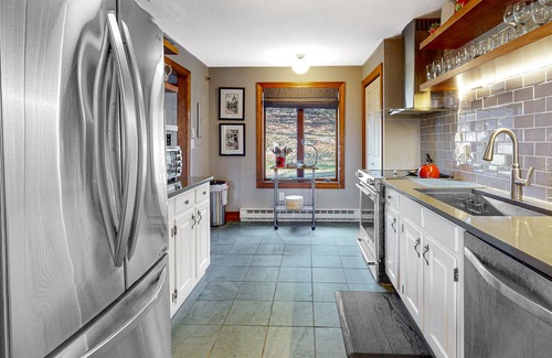 Quechee Casa | Updated townhome with excellent Green Mountains views - AC, office