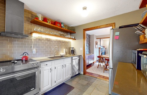 Quechee Casa | Updated townhome with excellent Green Mountains views - AC, office