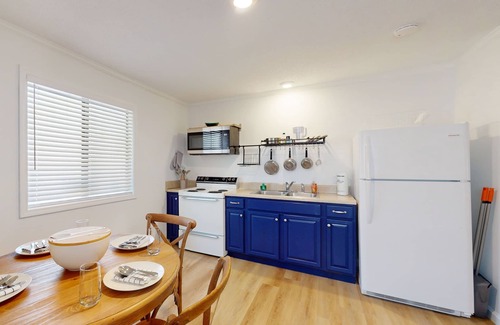 Murphy Cabina | Updated tree-lined cabin with mountain view, and screened-in deck.