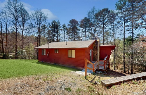 Murphy Cabina | Updated tree-lined cabin with mountain view, and screened-in deck.