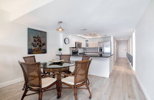 North Redington Beach Condominio | UPDATED UNIT - Spectacular beachfront gem