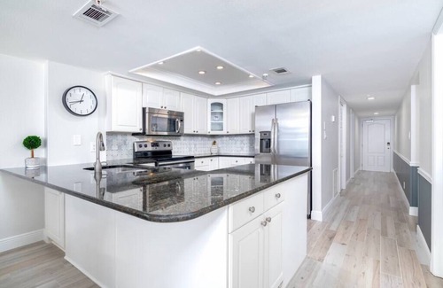 North Redington Beach Condominio | UPDATED UNIT - Spectacular beachfront gem