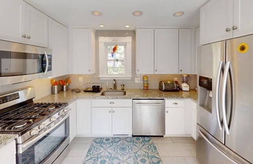Dennis Casa | Updated Victorian cottage centrally located, near beaches, village and playground