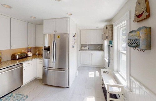 Dennis Casa | Updated Victorian cottage centrally located, near beaches, village and playground
