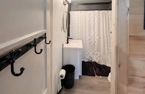 Franklin Cabina | Updated waterfront cabin with fireplace, grill, and internet - dog-friendly
