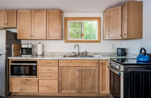Gilmanton Casa | Waterfront Pet Friendly, 75 'Shoreline, Wi-Fi, jacuzzi y muelle compartido hacen una familia fantástica