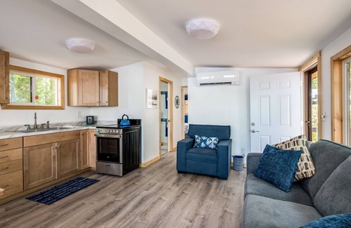 Gilmanton Casa | Waterfront Pet Friendly, 75 'Shoreline, Wi-Fi, jacuzzi y muelle compartido hacen una familia fantástica