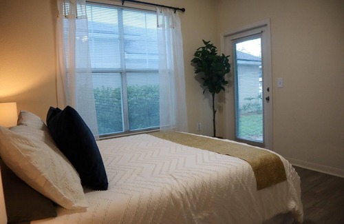 Southside Condominio | Upgraded 2 bed apt Close to Beaches and Mayo Clinic