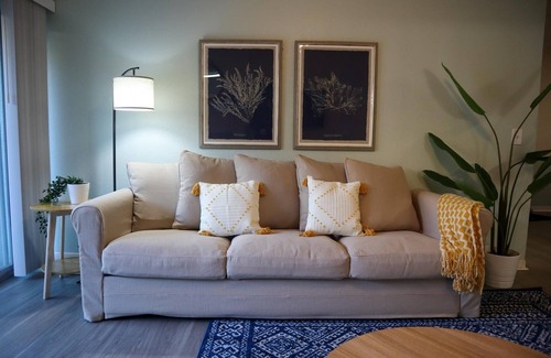 Southside Condominio | Upgraded 2 bed apt Close to Beaches and Mayo Clinic