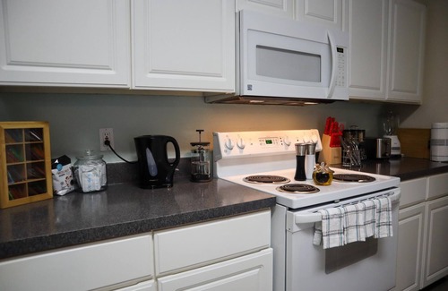Southside Condominio | Upgraded 2 bed apt Close to Beaches and Mayo Clinic