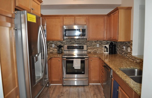 Geneva-on-the-Lake Condominio | UPGRADED 2BR/2BA LAKEFRONT CONDO 305 Private Beach/ Balcony Rent 3/4th free-ask!