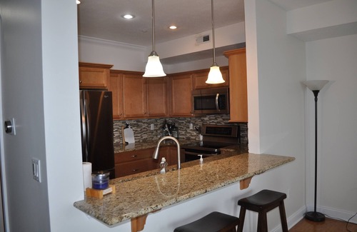 Geneva-on-the-Lake Condominio | UPGRADED 2BR/2BA LAKEFRONT CONDO 305 Private Beach/ Balcony Rent 3/4th free-ask!