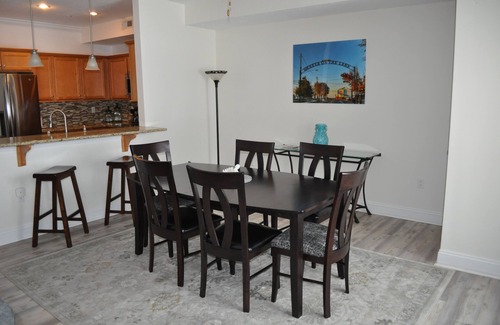 Geneva-on-the-Lake Condominio | UPGRADED 2BR/2BA LAKEFRONT CONDO 305 Private Beach/ Balcony Rent 3/4th free-ask!