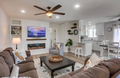 Del Mar Condominio | Upgraded Condo steps to the beach