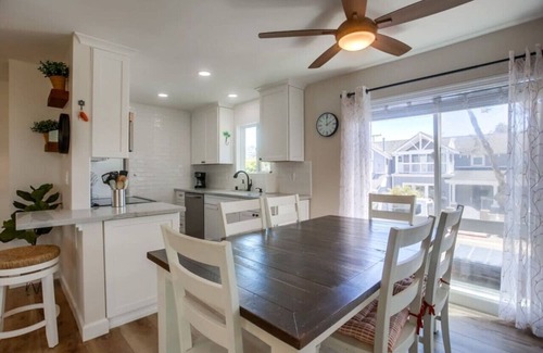 Del Mar Condominio | Upgraded Condo steps to the beach