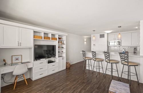 Kihei Condominio | Upgraded Corner Unit with Amazing Pool and Ocean Views! - Sugar Beach #421
