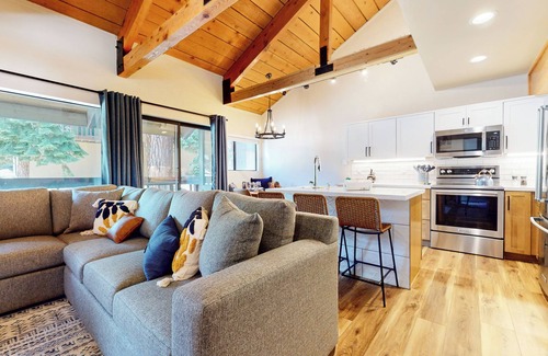 Majestic Pines Condominio | Upgraded End Unit & Balcony. Near the Sierra Star Golf Course. On-site Pool!