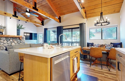 Majestic Pines Condominio | Upgraded End Unit & Balcony. Near the Sierra Star Golf Course. On-site Pool!