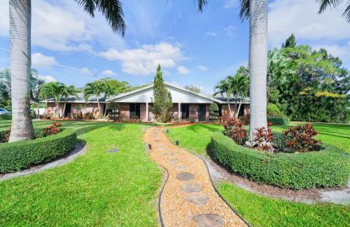 Survey Creek Apartamento | Upgraded Lux Retreat in Coconut Creek with Pool and Hot Tub