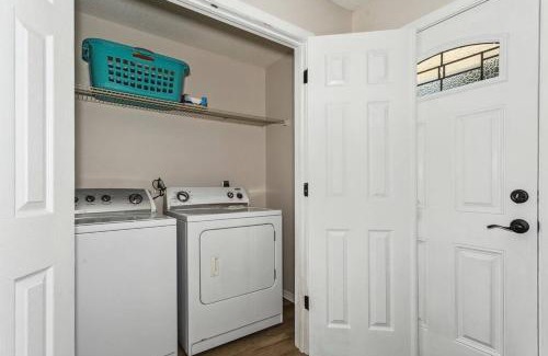 South Pensacola Casa | Upgraded Midcentury 3 BDR Home Downtown Pensacola