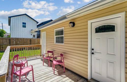 South Pensacola Casa | Upgraded Midcentury 3 BDR Home Downtown Pensacola