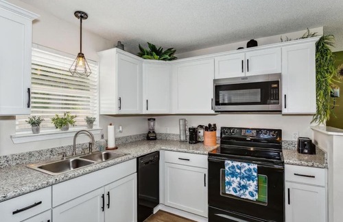 South Pensacola Casa | Upgraded Midcentury 3 BDR Home Downtown Pensacola