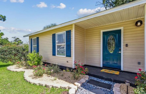 South Pensacola Casa | Upgraded Midcentury 3 BDR Home Downtown Pensacola