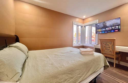 Aurora Casa | Upgraded Rooms with Bath 7-min to Subway Near Downsview Rogers Stadium