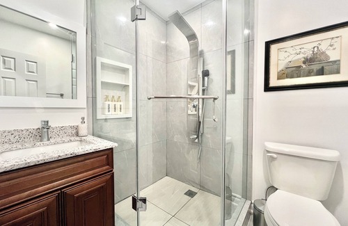 Aurora Casa | Upgraded Rooms with Bath 7-min to Subway Near Downsview Rogers Stadium