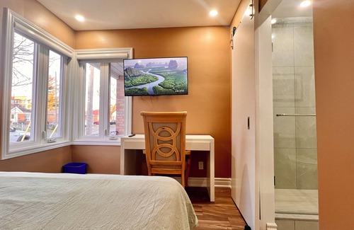 Aurora Casa | Upgraded Rooms with Bath 7-min to Subway Near Downsview Rogers Stadium