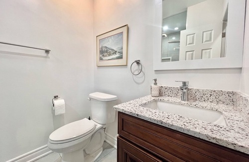 Aurora Casa | Upgraded Rooms with Bath 7-min to Subway Near Downsview Rogers Stadium
