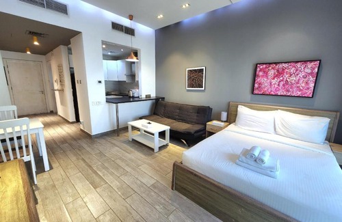 Discovery Gardens Apartamento | Upgraded studio close to Metro