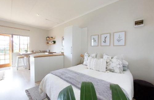 Merrivale Apartamento | Upmarket off grid cottage on organic farm in secure estate