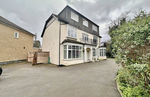 St. Andrew's Apartamento | Apartamento-Upminster Bridge Station -Apartamento-Baño Privado-Vista al Jardín