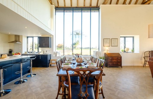 Woodbridge Cabaña | Upper Barn-sleeps 8 guests in 4 bedrooms