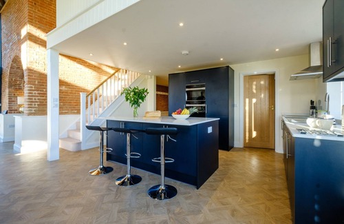 Woodbridge Cabaña | Upper Barn-sleeps 8 guests in 4 bedrooms