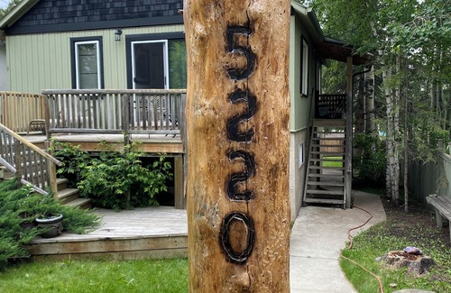 Sylvan Lake Cabaña | Upper Cottage Suite in Sylvan Lake - 2 Bedroom, sleeps 2 Adults