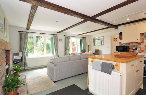 Brazzacott Cabaña | UPPER COURT COTTAGE, pet friendly in Wainhouse Corner