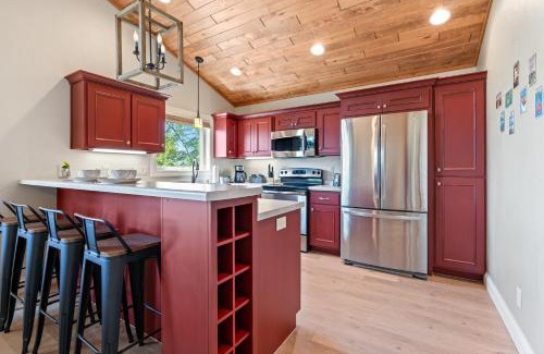 Sturgeon Bay Casa | Upper Deck by Simple Life Rentals